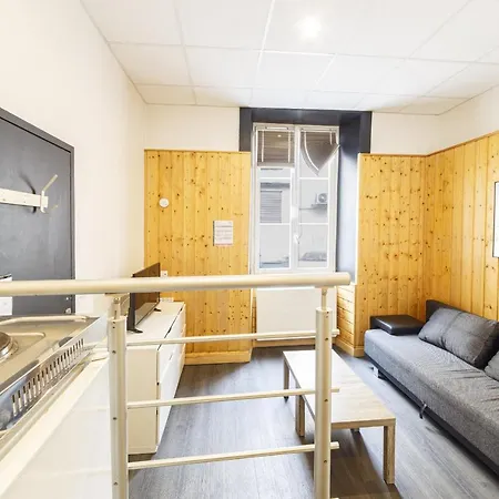 Petit Studio Fonctionnel Hypercentre De Laval アパート